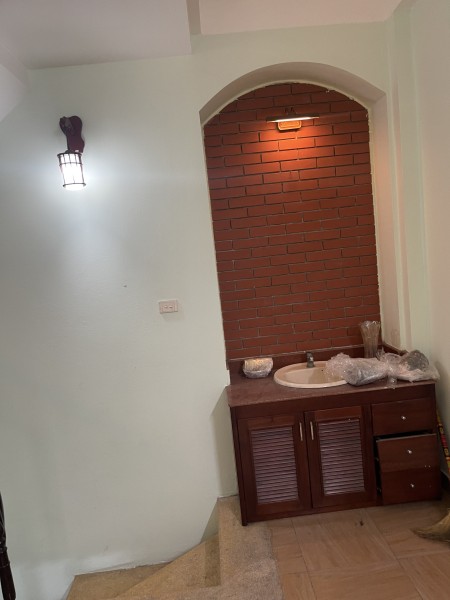 Cho thuê nhà riêng 6 tầng 4 phòng ngủ Lạc Long Quân, khu dân cư đông, giá 11 triệu/tháng