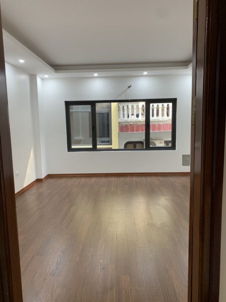 Bán gấp nhà tại Vương Thừa Vũ diện tích 37 m2, nhà 6 tầng, mặt tiền 4.5 m giá bán 6.150 tỷ.