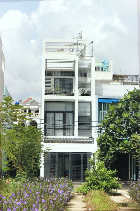 Bán nhà mặt tiền đường nội bộ nam hùng vương đối diện công viên DT 4.5x20 giá 9.3 tỷ thương lượng
