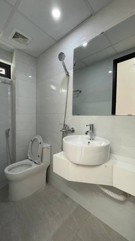 Chính chủ bán gấp nhà 7 tầng Lạc Long Quân, dtsd 90m2, ô tô đỗ cửa 3 mặt thoáng giá bán 17.5 tỷ