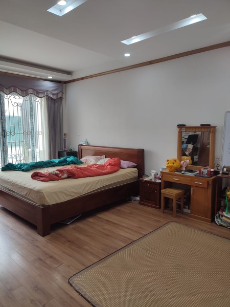 Cần bán nhà mặt phố, ô tô đỗ cửa đầy đủ nội thất đồ dùng, giá bán chỉ 8,8 tỷ, lh 0988425711