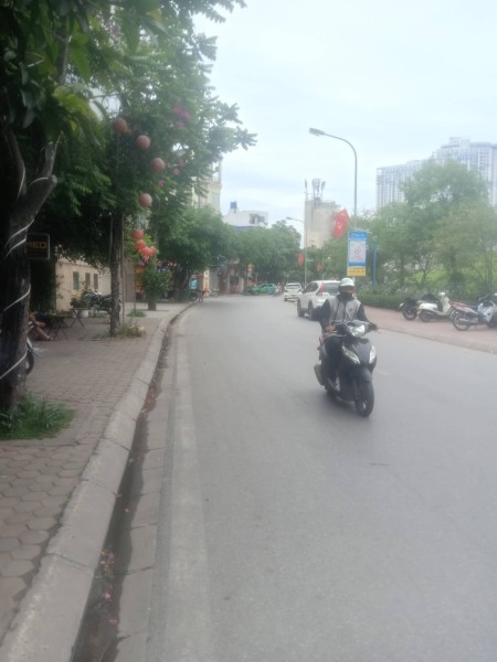 Ngọc Thụy 30m2, ngõ thông, xây 5 tầng mới koong, chỉ việc xách vali về ở. Giá 3.3 tỷ.