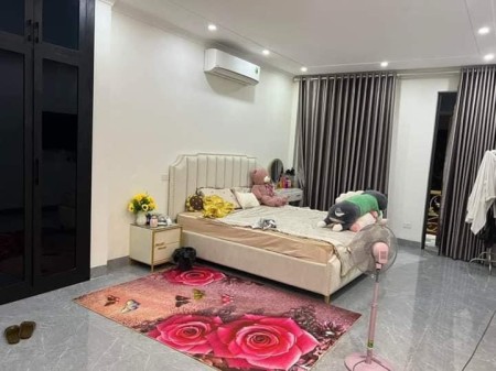 Bán nhà Hoàng Quốc Việt ngõ xe ba gác tránh diện tích sử dụng 35m2 giá bán 2,9 tỷ