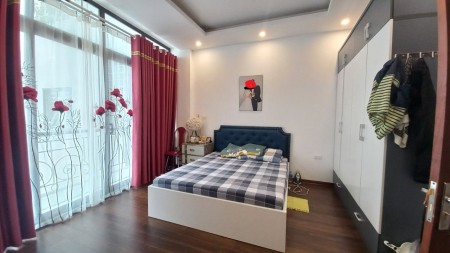 Bán gấp nhà nguyên căn phố Bồ Đề đầy đủ nội thất 5 tầng đúc mặt tiền 4.8m, sổ sẵn chính chủ