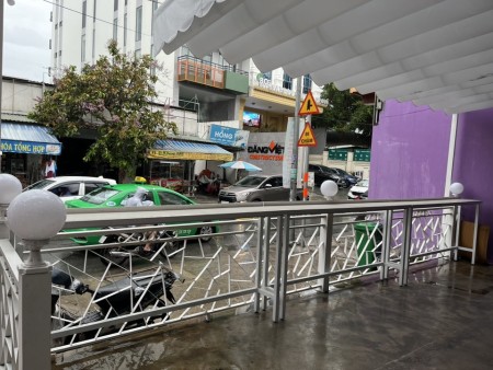 Cần sang nhượng gấp lại mặt bằng khu sầm uất tiện kinh doanh, giá tốt, lh 0379937371