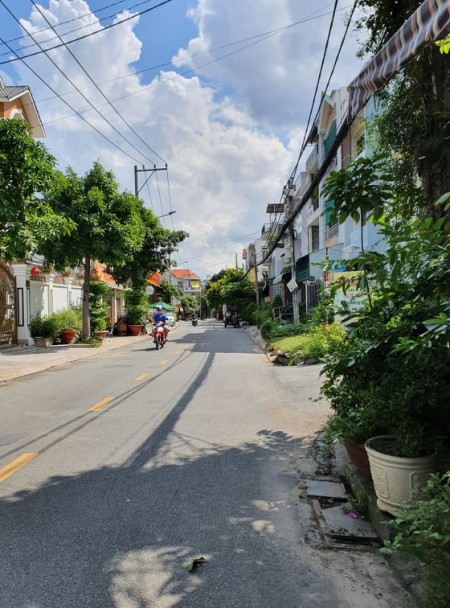 Bán gấp lô đất phân lô Trường Thọ Thủ Đức, OTO vào nhà, dtsd 55m2 giá bán 5.1 tỷ.