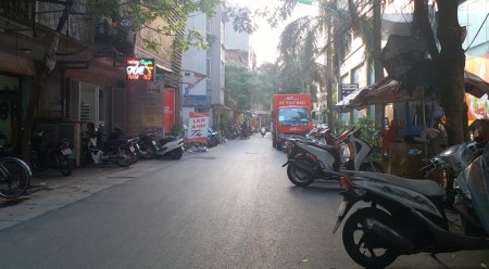 Bán nhà cấp 4, phân lô ô tô phố Chùa Láng diện tích 65m2 giá 11 tỷ liên hệ 0912442669