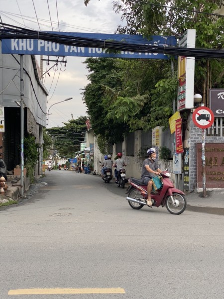 Bán gấp nhà 4 tỷ hẻm xe hơi gần trường học cách ngã tư Thủ Đức 3km lh 0703738688