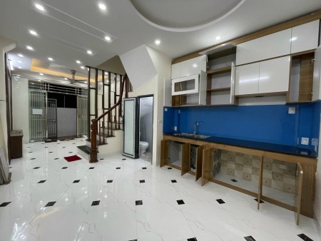 Nhà đẹp 5 tầng trung tâm Cầu Giấy giá 4 tỷ, dtsd 39m2, vào ở được ngay, khu dân cư đông