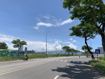 Bán nhà 2 mặt tiền - View trực diện sông Hàn - Giá chỉ 100 triệu/m2, bàn giao nội thất cơ bản