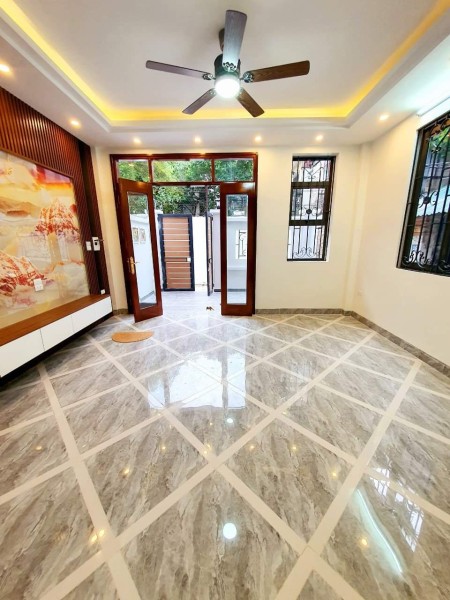 Bán nhà Đầm Trấu diện tích sử dụng 45m2, 5 tầng, mới xây, ô tô cách 10m, giá bán 5,5 tỷ