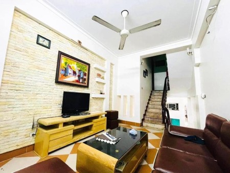 Bán nhà mới phố Hoàng Đạo Thành gần trường chợ diện tích 46m2, giá bán 4.5 Tỷ