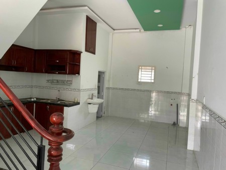 Kẹt tiền cần bán căn nhà đang cho thuê 7tr/tháng, cách chợ Hóc Môn 500m, ngay sân đá banh Thới Tứ