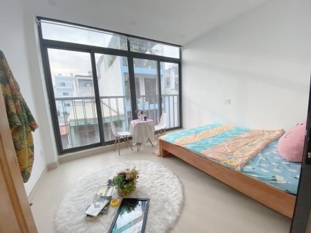 Cho thuê căn hộ 1 phòng ngủ rộng, cửa sổ lớn view đẹp ngay công viên Làng Hoa