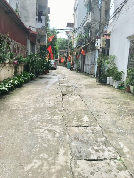 Cần tiền bán nhanh mảnh đất lô góc dt 56m2, ngõ rộng ô tô vào sân, lh 0977699899