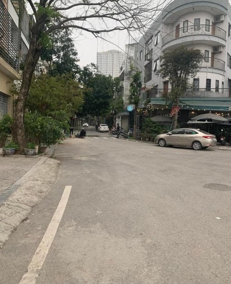 Bán nhà quận Hà Đông, đường Văn Khê, 12,8 tỷ, khu vực phát triển, 2 ô tô đỗ cửa