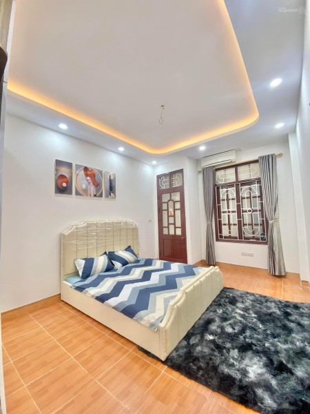 Siêu Hiếm, Nhà 5 Tầng Hoàng Cầu, Q. Đống Đa, Phân Lô Vuông Đét, Mặt Tiền 4m, diện tích 33m2, chỉ