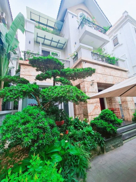 Bán căn biệt thự vip vinhomes đường Anh Đào, Long Biên, DT 393m2, MT 11m, 4T, giá 130 tỷ
