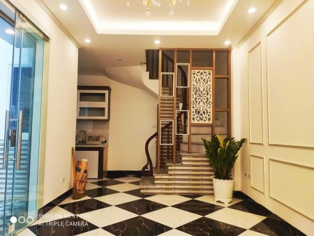 Bán nhà Lĩnh Nam, nhà đẹp, ô tô đỗ cửa, diện tích 53m2, 5 tầng, giá 3,65 tỷ