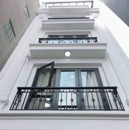 Nhà đẹp gần phố ở luôn gần chợ, trường, trạm ô tô đỗ cổng an sinh cực tốt