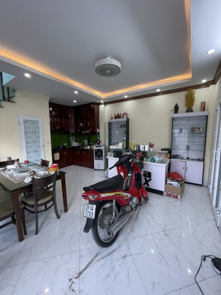 Nhà hiếm Trần Cung Cầu Giấy nhỉnh giá 5 tỷ đồng, vài bước ra phố, thích hợp đầu tư