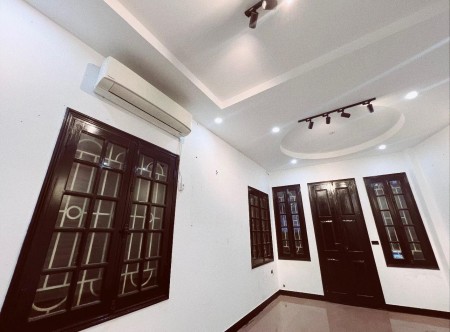 Tìm người khai thác mặt bằng tầng 2 nhà mặt phố Bạch Mai ngay ở ngã tư Lê Đại Hành phố Huế