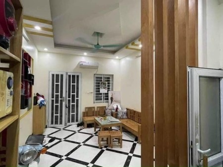 Siêu phẩm nhà Dịch Vọng 37m 5 tầng lô góc ngõ thông giá bán chỉ 4,3 tỷ