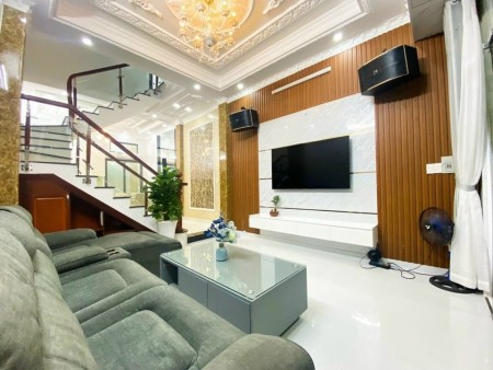 Cầu Giấy dt 43m2, 5 tầng chỉ hơn 5 tỷ, ô tô đỗ cửa lô góc 3 mặt thoáng