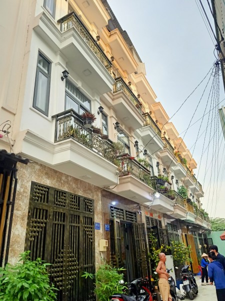 nhà SIÊU NGỘP quận Bình Tân 3 lầu, 4 phòng ngủ, sân thượng rộng rãi thoáng mát. chỉ có 2 tỷ 450