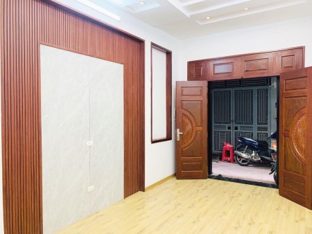 Nhà mặt phố ở luôn ô tô tránh, kinh doanh đỉnh, đúc kiên cố 4 tầng, sân rộng