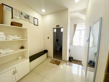 Bán căn nhà 1 trệt 5 lầu ngay Tiểu Học Quang Vinh, giá 12.5 tỷ, dtsd 453m2, shr, thổ cư hoàn công