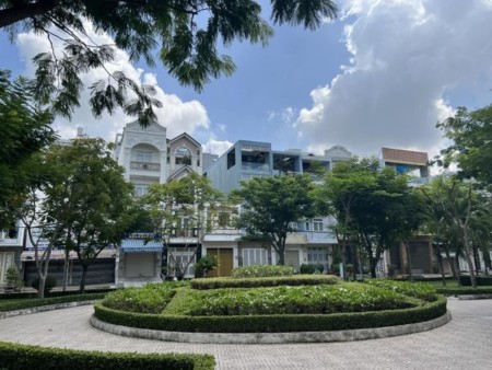 Chủ cần tiền kinh doanh giảm ngay 200 triệu bán gáp nhà 4 tầng khu Vip Bình Phú, giá 10 tỷ