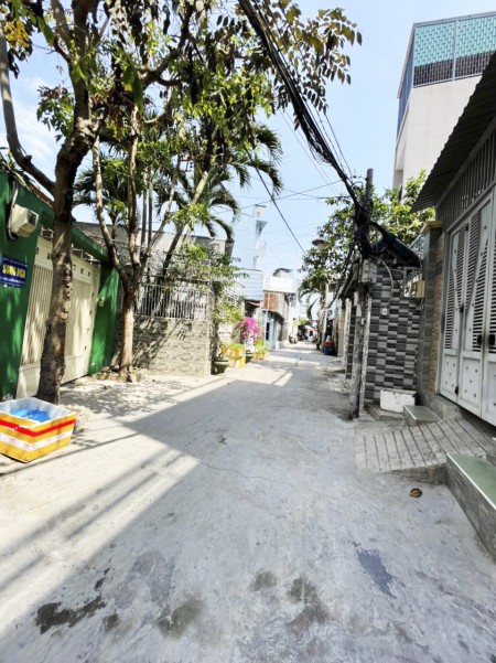 Bán dãy nhà trọ có 4 phòng hẻm xe hơi đường Huỳnh Tấn Phát, phường Phú Thuận, Quận 7