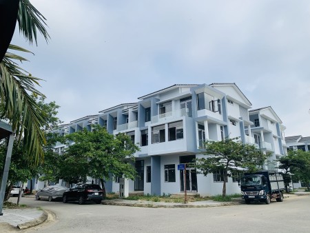 Ra mắt 20 căn nhà phố ngay trung tâm thành phố, nhà thiết kế lệch tầng hiện đại