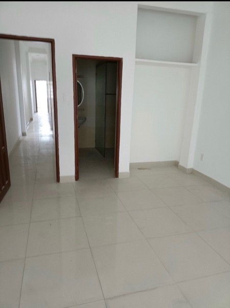 Cho thuê nhà 3 lầu đẹp số 181 Cộng Hoà P13 Tân Bình mặt tiền đường lớn