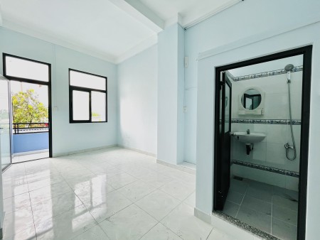 Phòng trọ giá rẻ mới xây ngay bến xe An Sương chợ Cây Me ban công riêng cửa sổ lớn