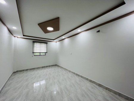 Bán nhà SHR ngay ngã ba Nguyễn Thái Học giá 2,69 tỷ, DT 5,1 x 20 nở hậu 7,3m
