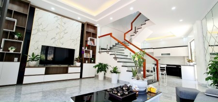 Chính chủ bán Nhà đẹp 2 tầng Hà Lầm View Núi ô tô đỗ cửa, sân rộng 40m Full nội thất