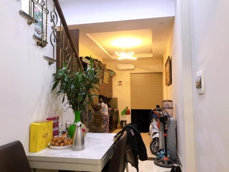 Đường Láng Quận Đống Đa dtsd 41m22, giá 5.2 tỷ ô tô đỗ cửa hai mặt ngõ khu an sinh tốt vào ở ngay