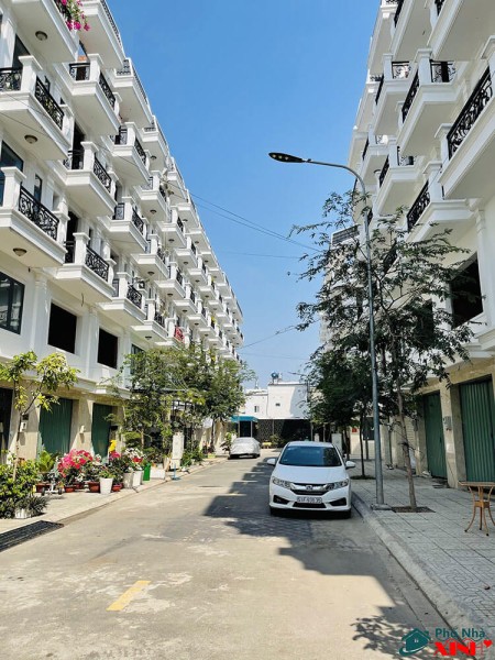 Chính chủ cần bán nhà mặt tiền quận 12, chưa qua sử dụng, khu nhà phố an ninh