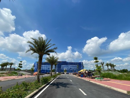 Chủ cần tiền bán rẻ lô đất dự án Mega City 2 đối diện đường 25C 100m, lh 0936184742