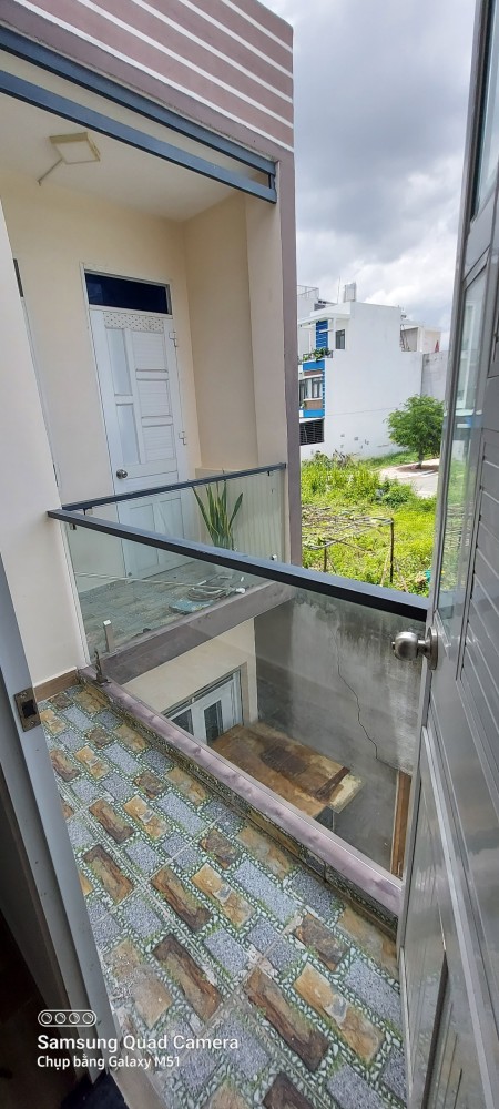 Cho thuê nhà đúc mới xây 3 căn liền gần cầu sắt An Phú Đông, 5tr/tháng