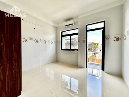 Phòng Mới Xây 100% Giá Rẻ Sẵn Nội Thất - Ban Công Riêng Ngay Ngã Tư Bốn Xã
