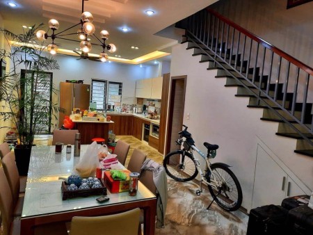 Ngõ như phố bán nhà đẹp Dương Quảng Hàm giá 4,3 tỷ liên hệ 0979522742