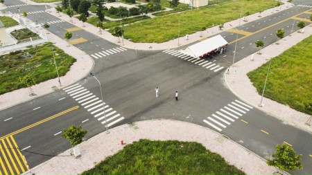 Cần bán lô đất nền 100m2, vị trí trung tâm thị trấn, khu dân đông đút phía Bắc Bình Dương