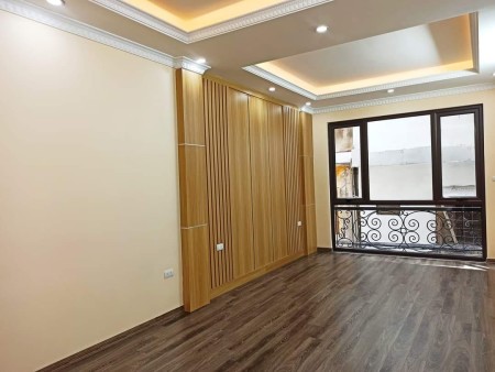 Bán nhà Ngọc Thuỵ ô tô tránh ngõ thông tiện ích cao, diện tích 35m2, giá bán 3.9 tỷ