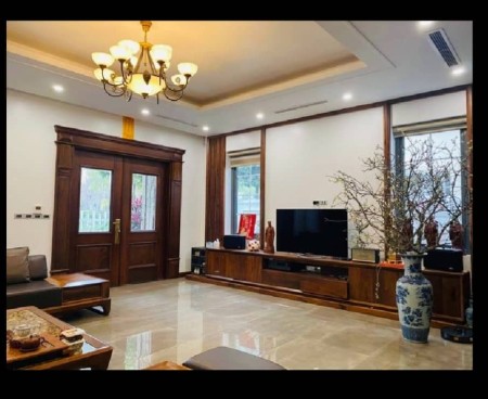 Bán biệt thự phố Hoa Lan Vinhomes Long Biên dtsd 250m2, 5 tầng, giá 76.5 tỷ