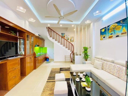 Chính chủ cần tiền bán gấp nhà tại Hoàng Quốc Việt, phân lô ô tô qua nhà DT 45m² x 4 tầng giá 5,8 tỷ