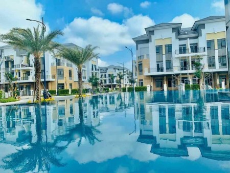 Chính chủ bán gấp nhà phố kế góc, Verosa Park Quận 9, giá tốt đối diện công viên