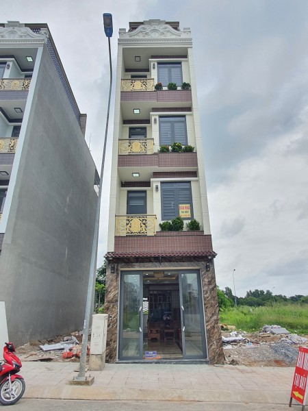 Bán Nhà 1 Trệt 3 Lầu Mới Xây MT Công Viên PHT 10, Dĩ An Đầy Đủ Tiện Nghi. LH: 0933 074 278 Trân